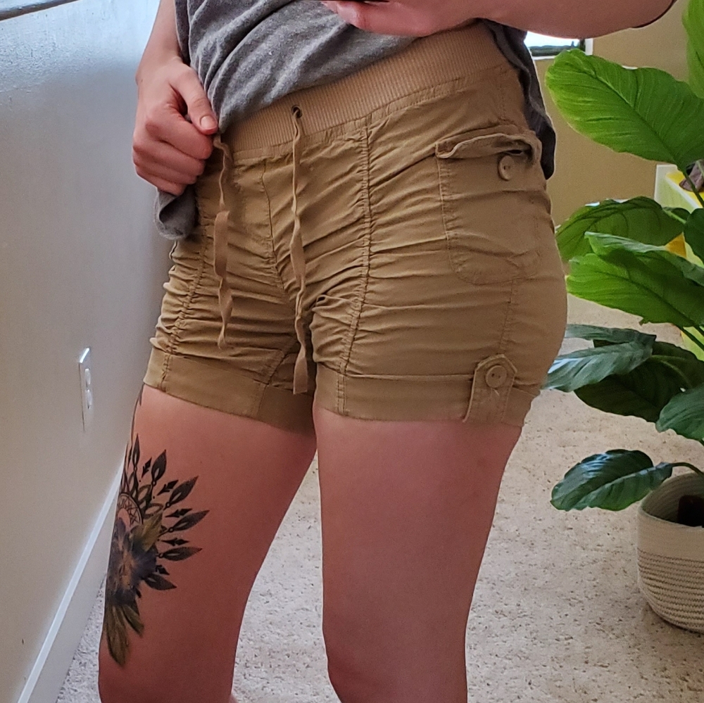 Ruched khaki shorts